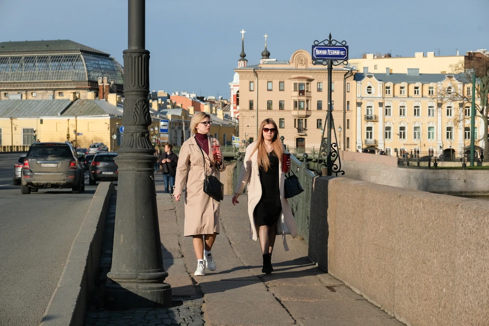 Градусов петербурге. В чем ходят в Питере. В чем ходят в Питере сейчас. Питер в апреле. Люди в Питере сентябрь.