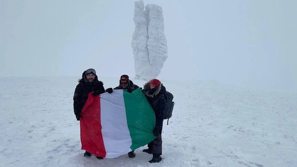 Итальянцы успели сфотографироваться на фоне Шамана со своим флагом. Фото: Юлия Васильева.