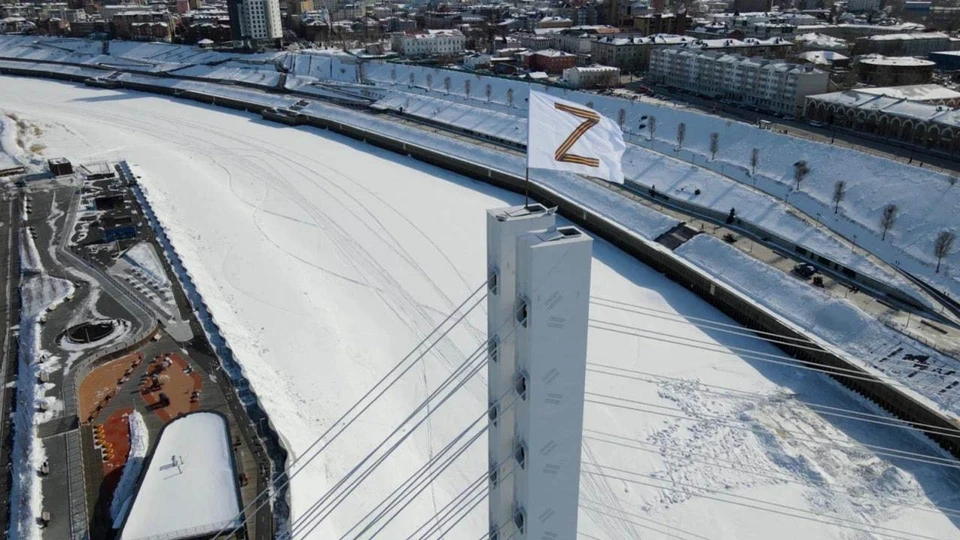 В Тюмени на мосту Влюбленных появился флаг с буквой «Z» в поддержку российской армии