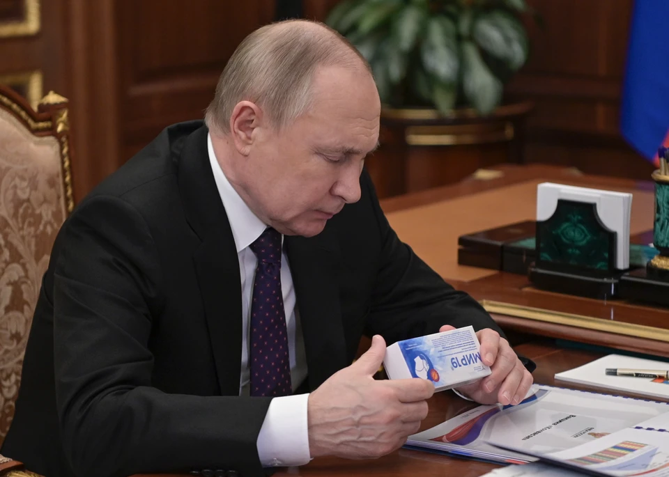 Президент РФ Владимир Путин во время встречи с руководителем Федерального медико-биологического агентства Вероникой Скворцовой в Кремле. Фото: Михаил Климентьев/пресс-служба президента РФ/ТАСС