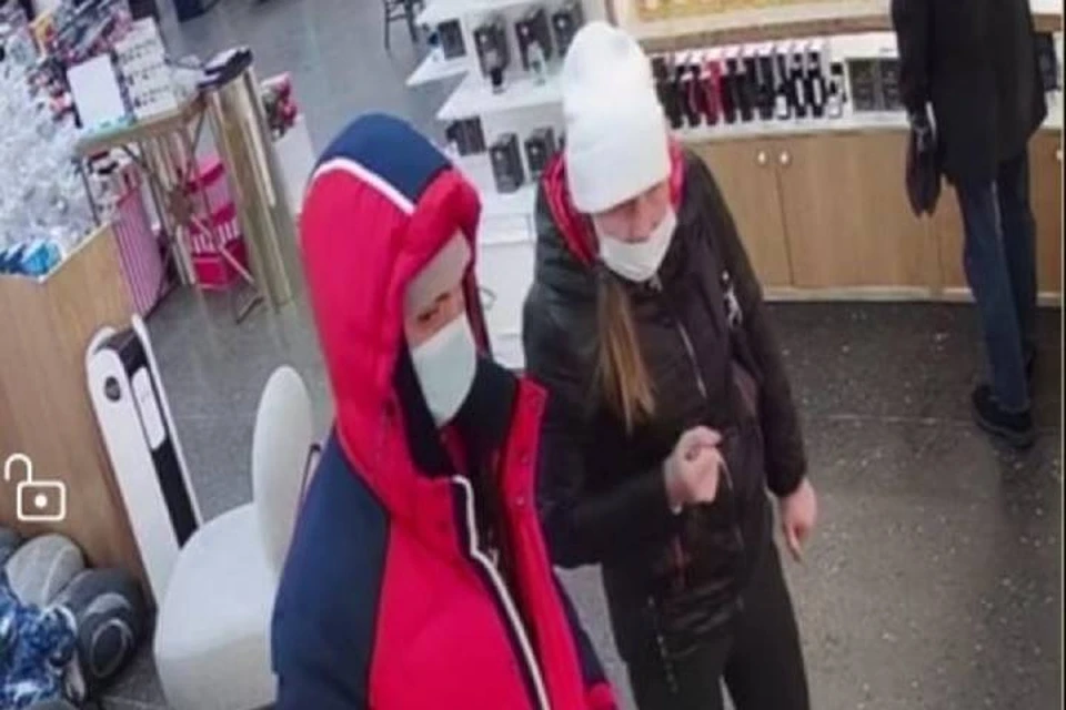 Криминальный дуэт с ребенком снова совершил кражу в ТЦ Владивостока. Фото: принтскрин видео, камера наблюдения магазина