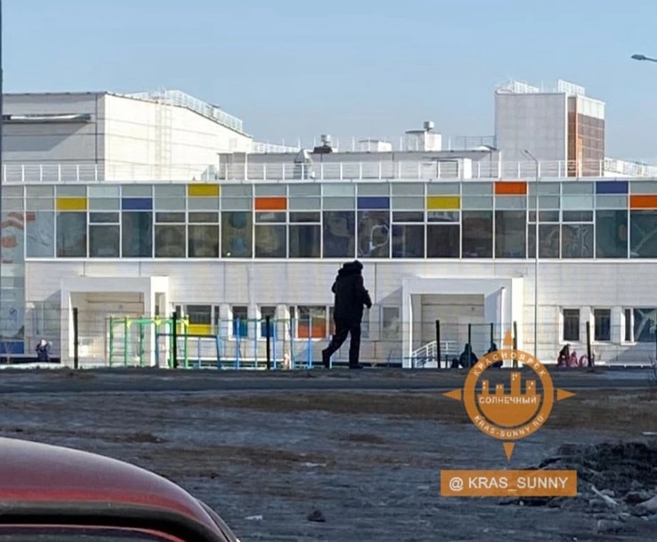 В красноярском Солнечном неизвестный мужчина пугает детей у школы №156. Фото: vk.com/kras_sunny