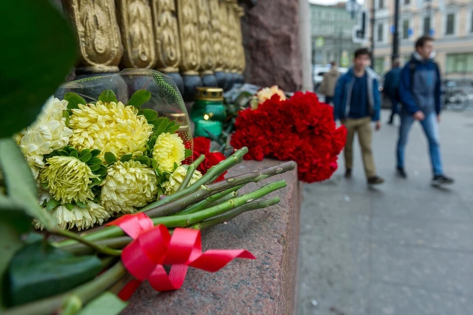 Полицейские задержали жителя Ленобласти за поджог венка на мемориале
