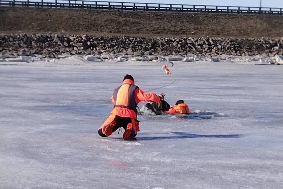 В Петербурге спасли двух рыбаков, провалившихся под лед на Финском заливе / Фото: МЧС СПб