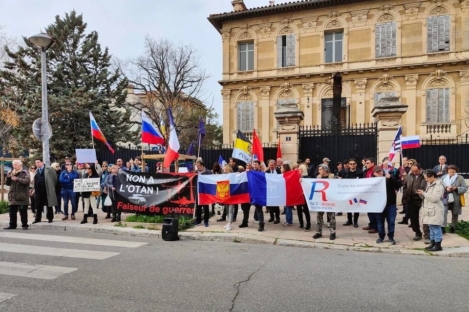 Участники митинга высказались о важности нормальных отношений между Россией и Францией. Фото: Генконсульство РФ в Марселе