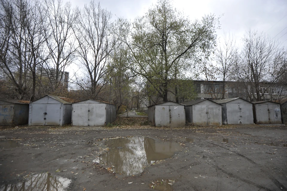 Двое мальчишек пошли гулять около гаражей, где на них и напал пьяный человек. Архив «КП»