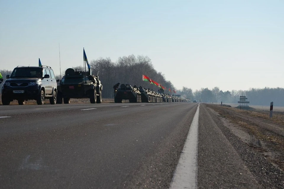 Колонна военной техники проследует по Бресту. Фото: телеграм-канал Александра Рогачука