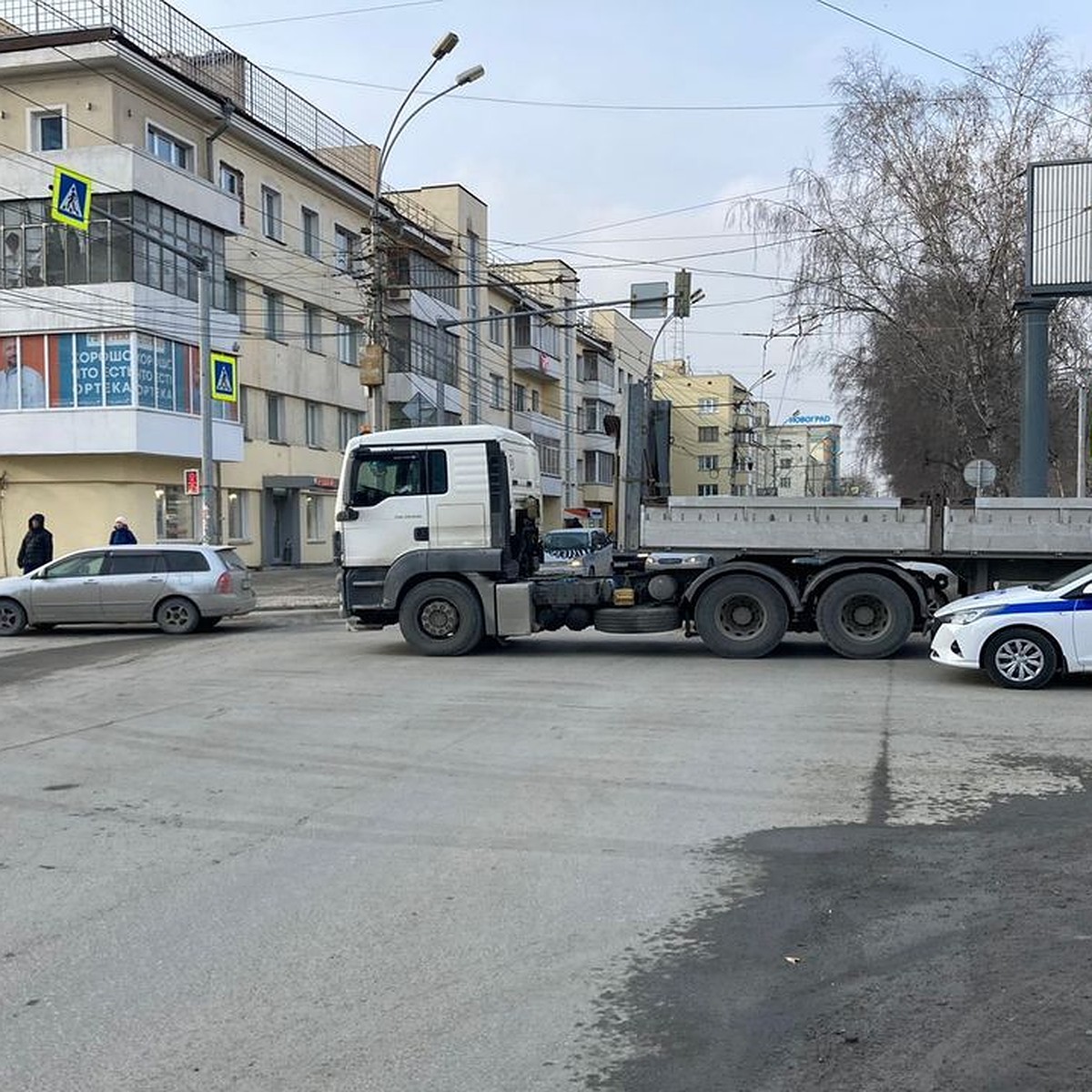 Стали известны подробности ДТП на Красном проспекте, где фура раздавила  пенсионерку - KP.RU