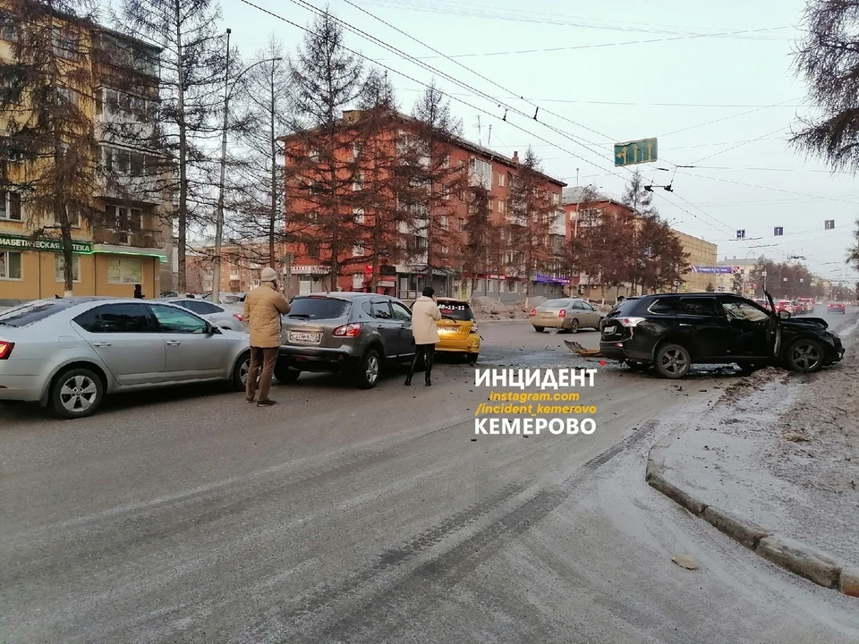 В Кемерове случилось ДТП с участием четырех автомобилей. Фото: ВКонтакте/incident_42.