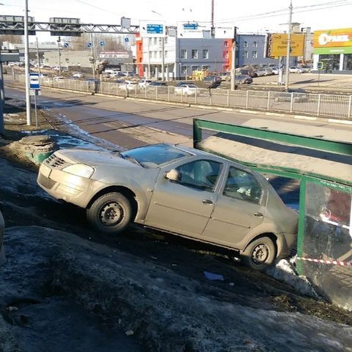 В Ярославле автомобиль скатился по склону и врезался в остановку - KP.RU