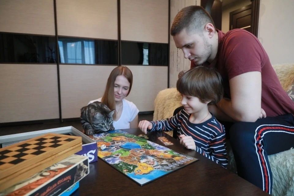Пособие будет начисляться семьям с невысоким доходом, в которых есть дети в возрасте от 8 до 16 лет