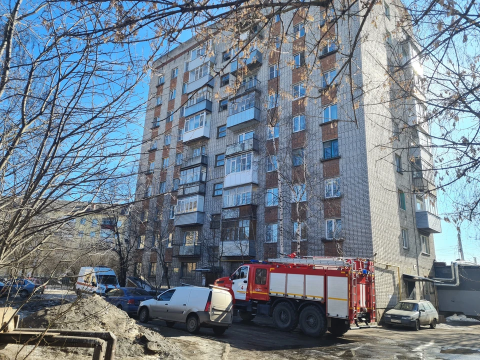 Девятиэтажный дом в Вологде выезжали тушить 20 пожарных.