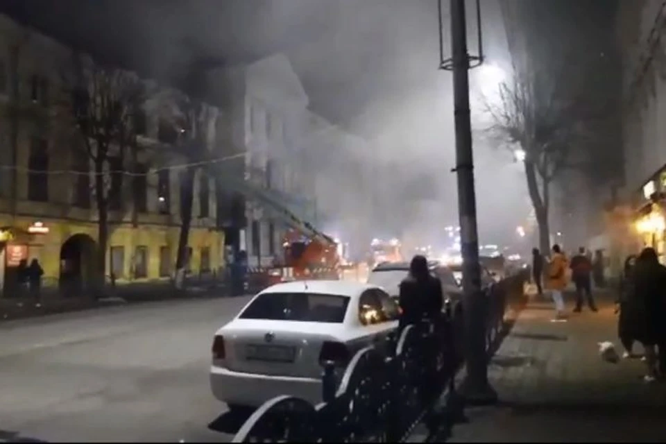 На пожаре работали семь единиц техники и 21 человек личного состава. Скриншот с видео, группа "Подслушано в Ярославле" ВКонтакте