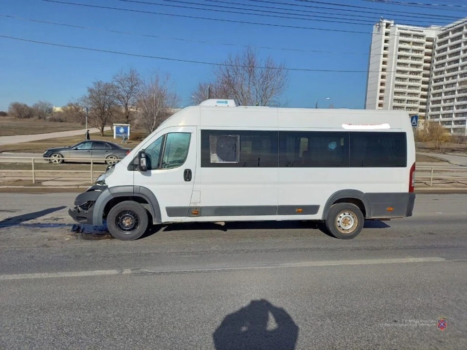 В Волгограде маршрутка попала в ДТП на Университетском проспекте.