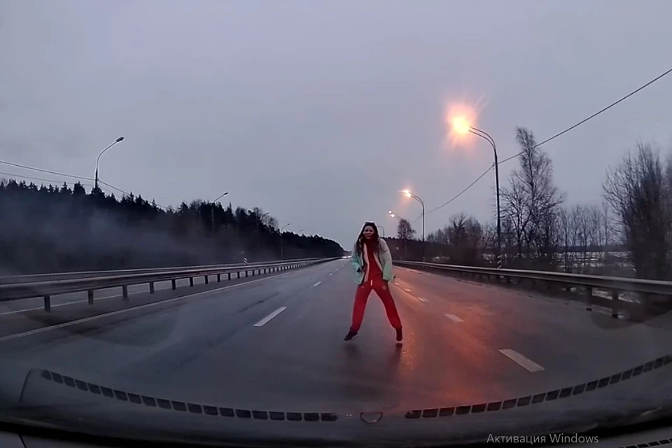 Пляски на трассе. Фото: VK/ПОДСЛУШАНО У ВОДИТЕЛЕЙ. ТВЕРЬ/скрин
