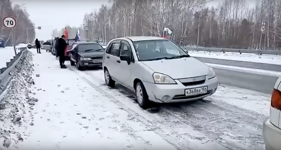 Перед пробегом автомобилист послушали гимн России. Фото: кадр из видео