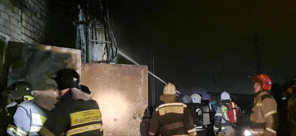 Пожарные довольно быстро справились с огнем в небольшом помещении.
