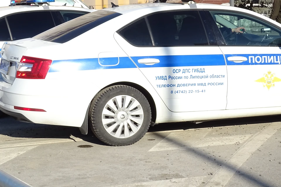 В Задонском районе автомобиль "Сузуки" врезался в дерево, а "Мерседес" - в столб