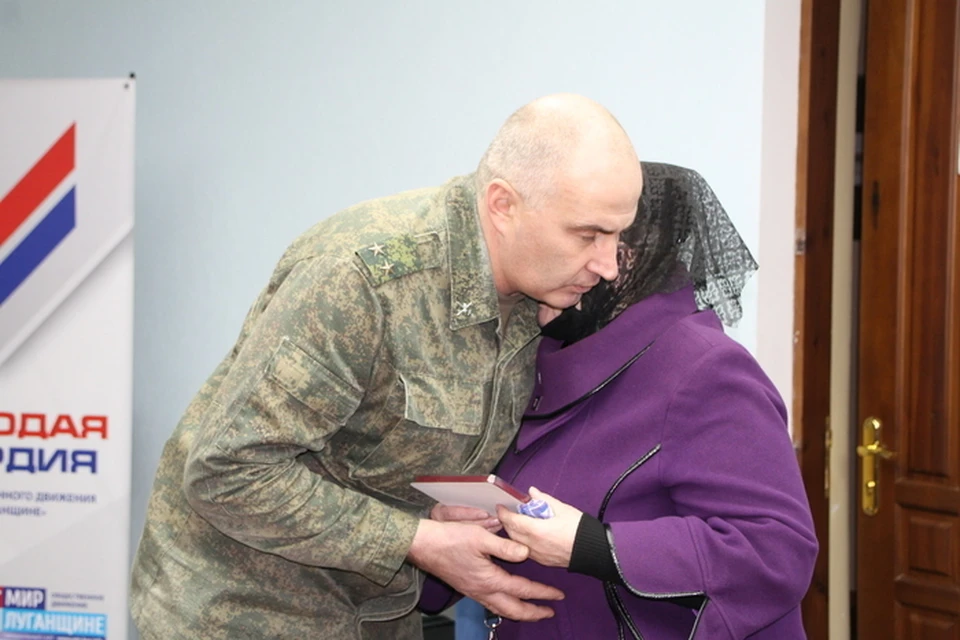 Награду получила мать защитника ЛНР. Фото: администрация Антрацита