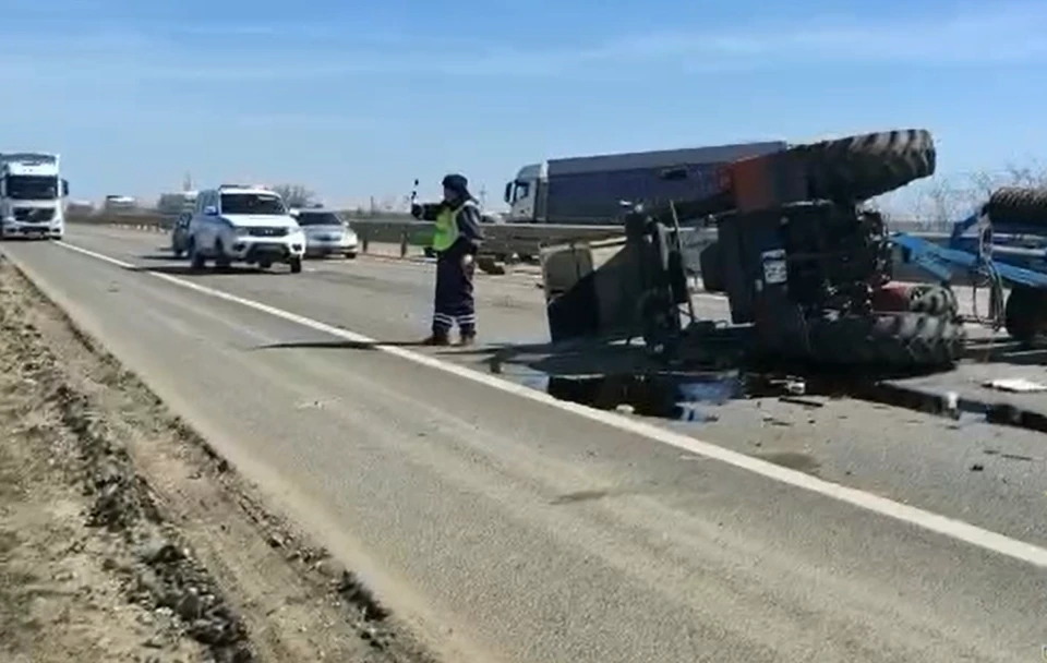 В ДТП пострадали водитель грузовика и водитель трактора. Фото: МВД по РК/скриншот из видео/Telegram