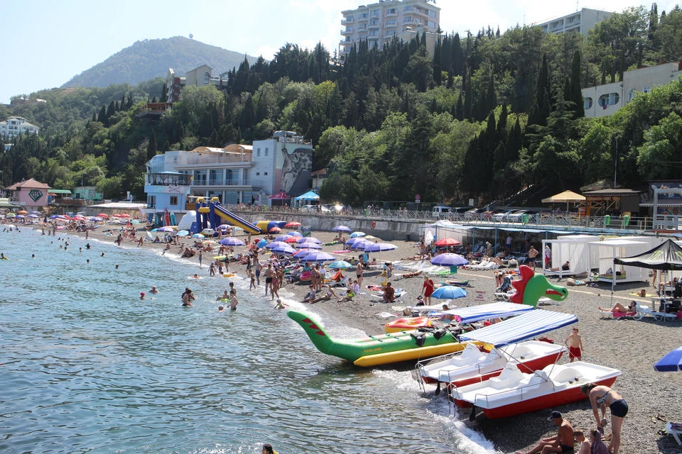 Туристов на Крымский полуостров привлекает пляжный отдых.