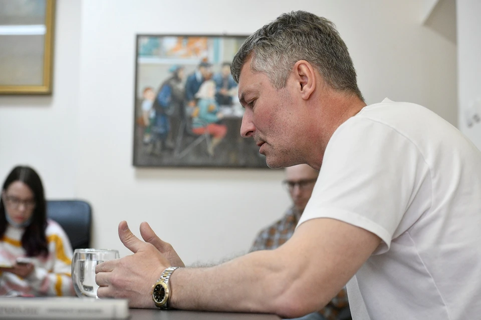 Евгений Ройзман и его защитник Юлия Федотова ожидают начала суда