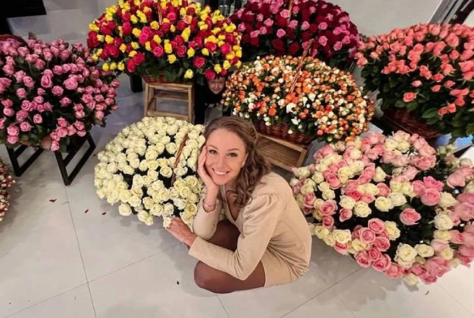 Полина Диброва назвала розы фантастическим подарком. Фото: телеграм-канал Полины Дибровой