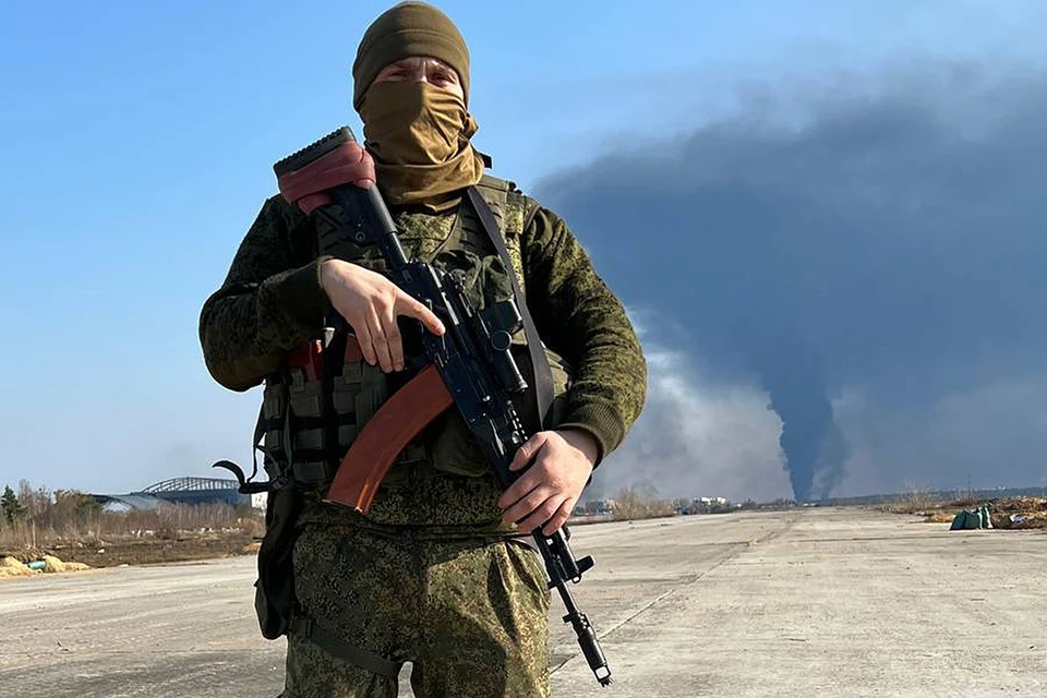 Российский десантник в аэропорту "Гостомель" под Киевом.