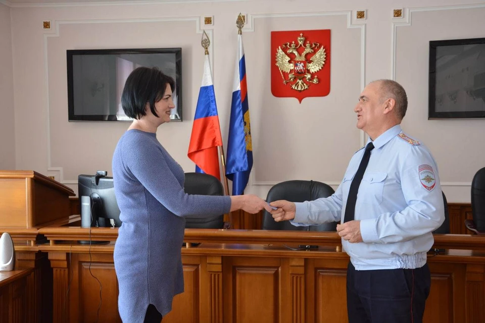 Нина Александровна получила документ из рук полковника полиции Рафика Куляева