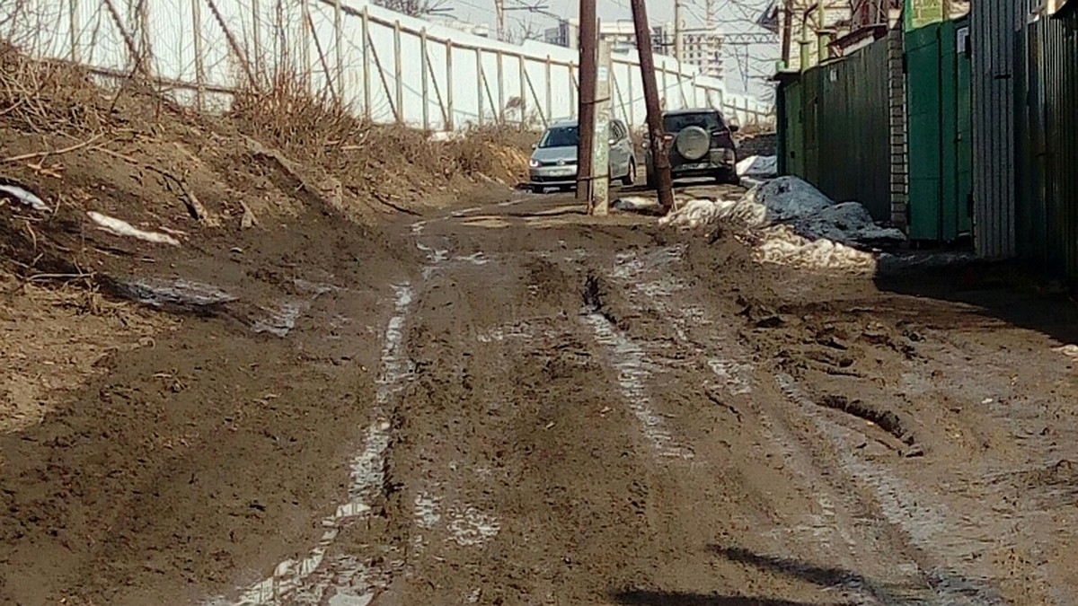 Бесхозная проблема: улица в центре Воронежа превратилась в глиняное месиво  - KP.RU