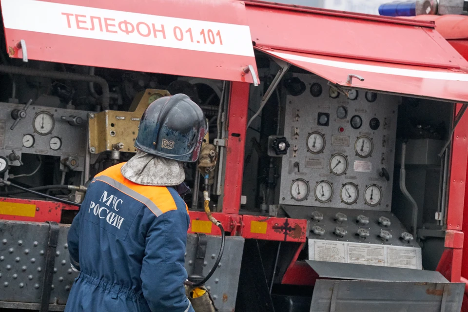 Полыхающую легковушку потушили прибывшие на место пожарные.