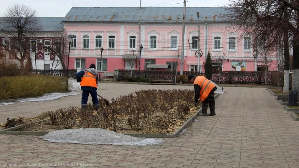 Городские клумбы готовят к весне. Фото: администрация Рязани.