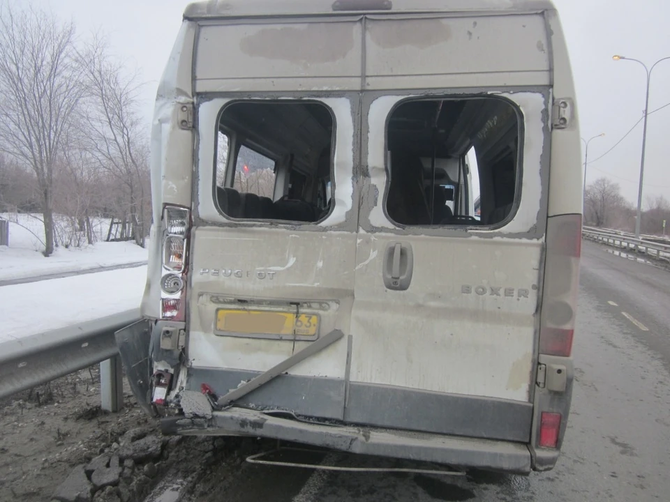 Большегруз влетел в заднюю часть автобуса