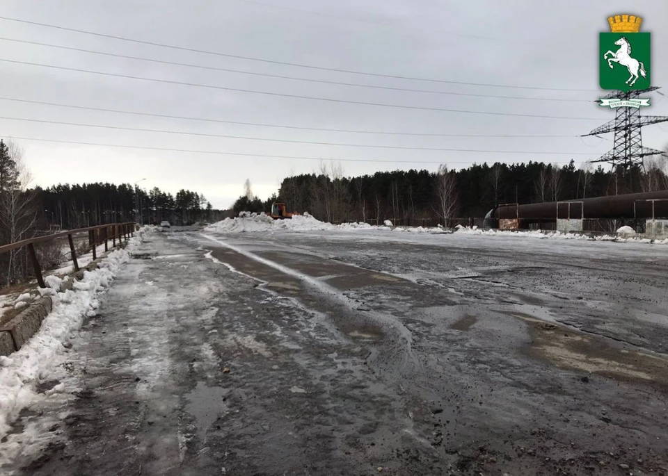 В Томске в районе Кузовлевского тракта начали вывозить снег и демонтировать земляные валы и бетонные блоки, которые ограничивали движение транспорта на этом участке.