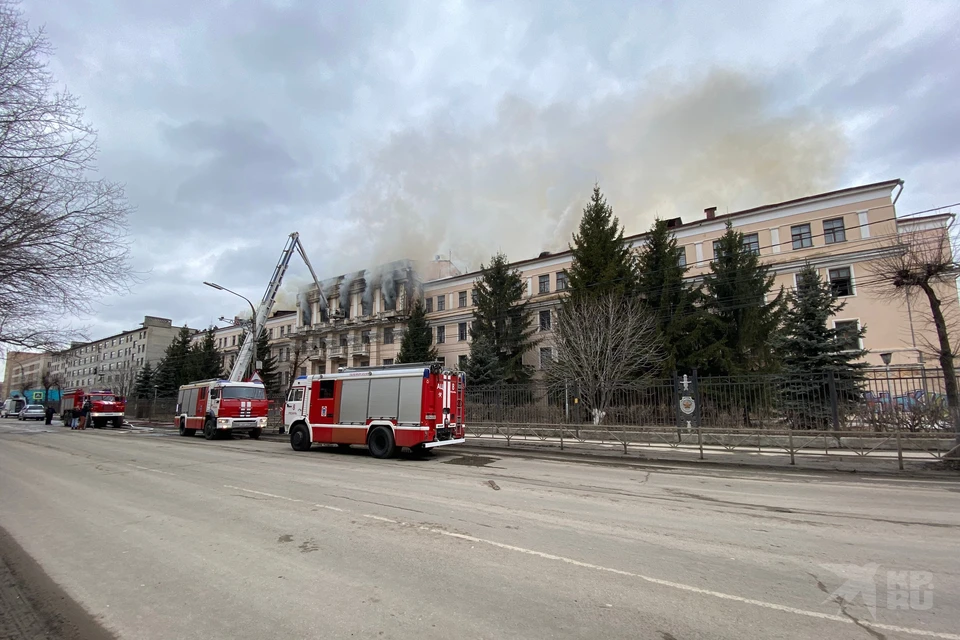 Появилось видео мощного пожара в здании бывшего рязанского училища связи.