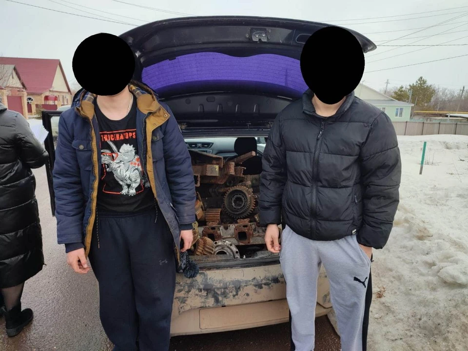 В багажнике были запчасти на сельскохозяйственную технику, а также лом цветного и черного металла