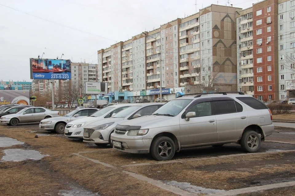 В Советском районе Красноярска оштрафовали более 500 любителей парковаться на газонах. Фото: пресс-служба администрации города