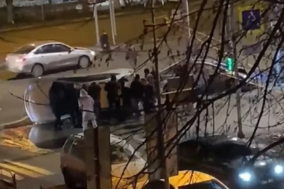 Неравнодушные прохожие вернули на колеса перевернувшийся автомобиль. Фото: стоп-кадр.
