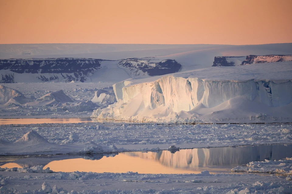 Причиной резкого таяния льдов Антарктиды стала волна тепла из Австралии.