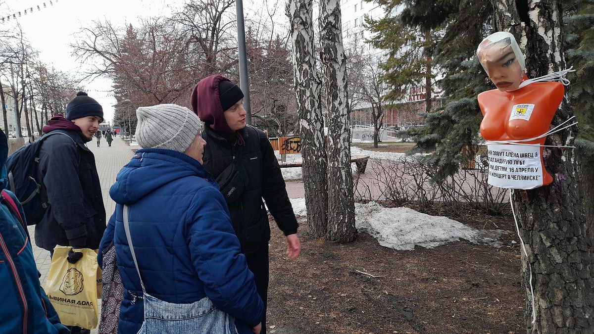 В центре Челябинска установили манекен, высмеивающий певицу Алену Швец -  KP.RU