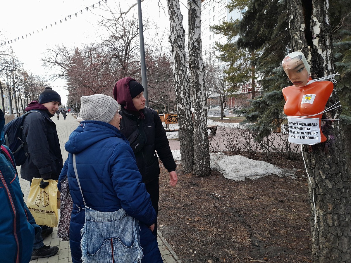 В центре Челябинска установили манекен, высмеивающий певицу Алену Швец -  KP.RU