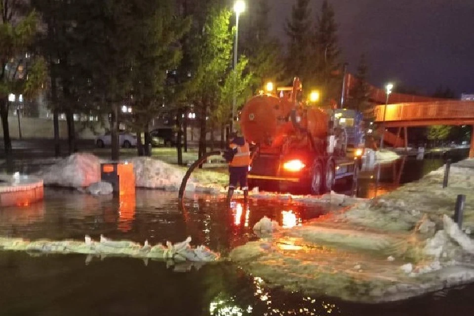 К утру 5 апреля всю воду с площади удалось откачать. Фото: мэрия Набережных Челнов