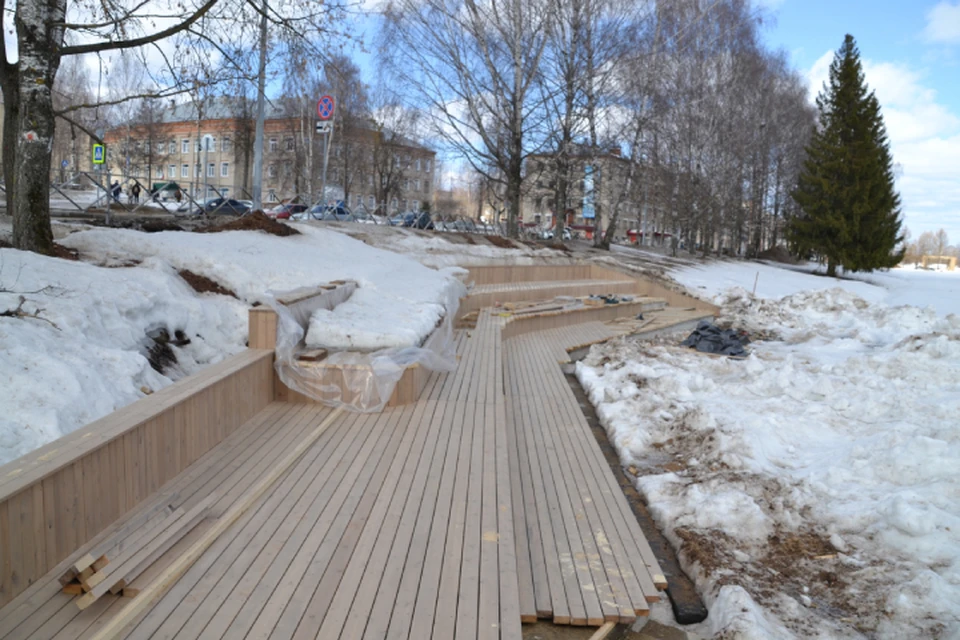 Сейчас рабочие занимаются обшивкой амфитеатра в сквере. Фото: vk.com/mo_kirovochepetsk