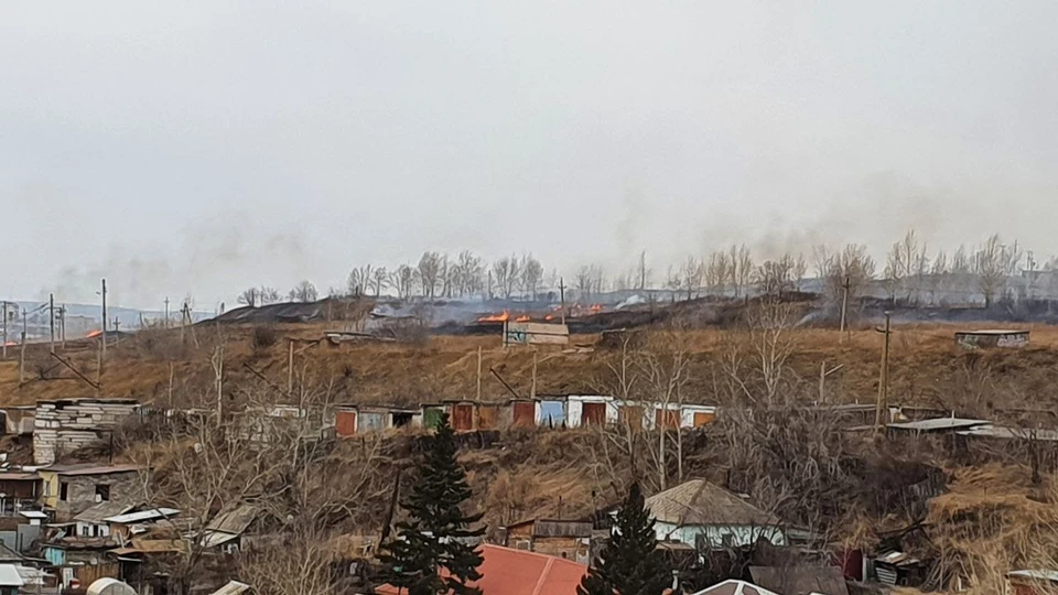 В Красноярске потушили ландшафтный пожар на Калинина