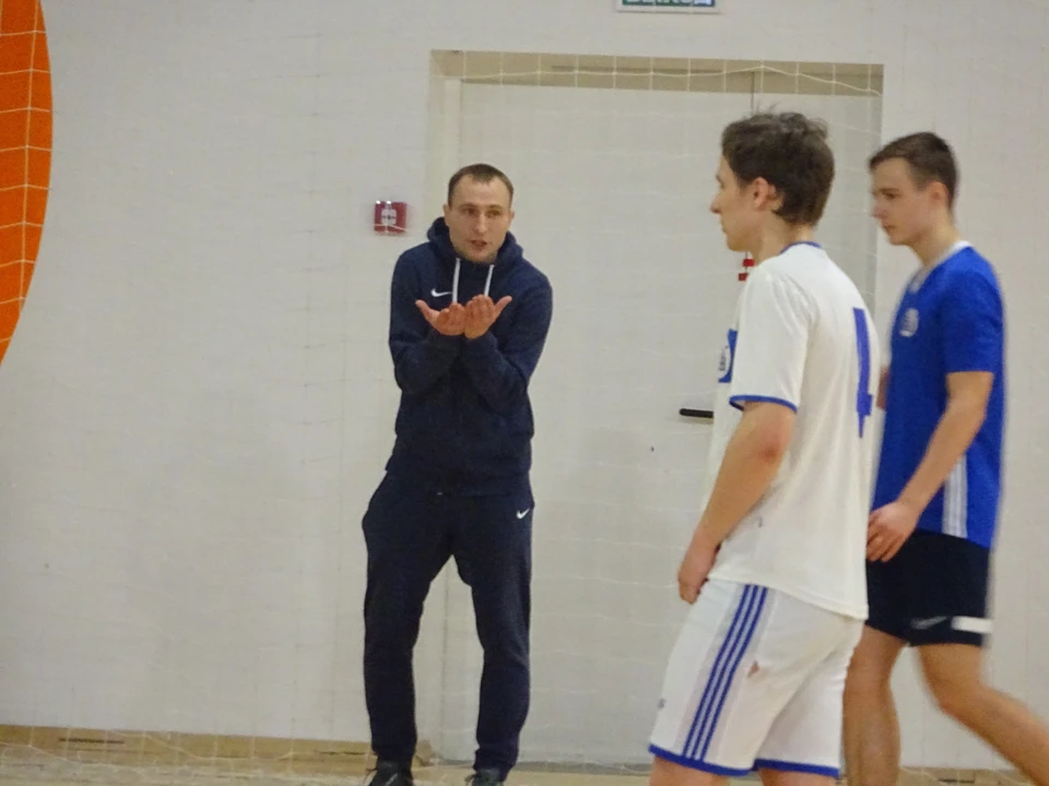 Вячеслав Гутько во время тренировок прямо на пальцах объясняет, как надо играть.