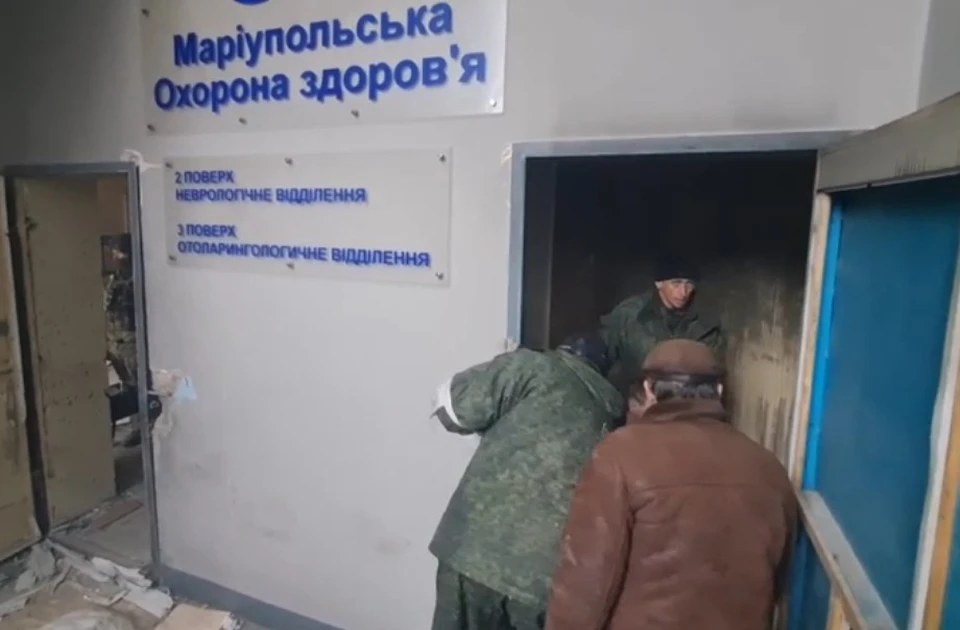 Российские морские пехотинцы и военнослужащие народной милиции ДНР обеспечили эвакуацию из городской больницы Мариуполя более 100 мирных жителей, которых не выпускали боевики "Азова".