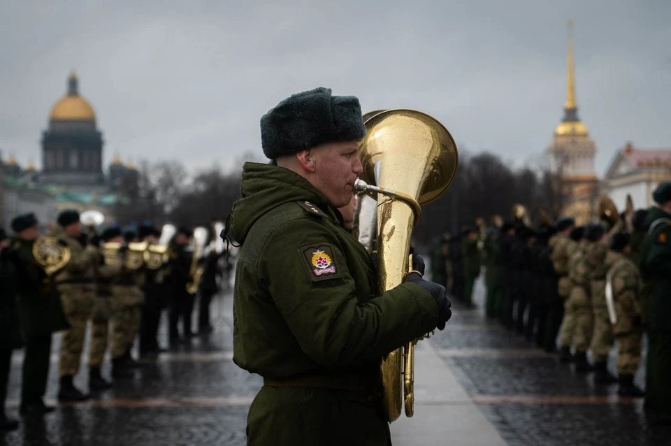 На Дворцовой пощади прошла репетиция военного оркестра.