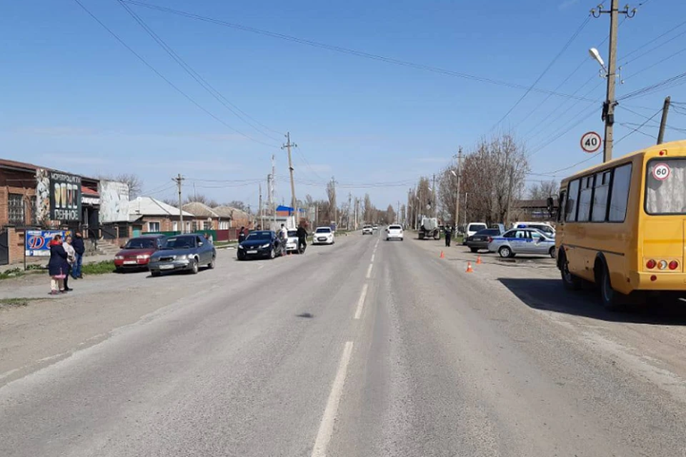 Малышка выбежала на дорогу из-за припаркованного школьного автобуса. Фото: отдел пропаганды УГИБДД