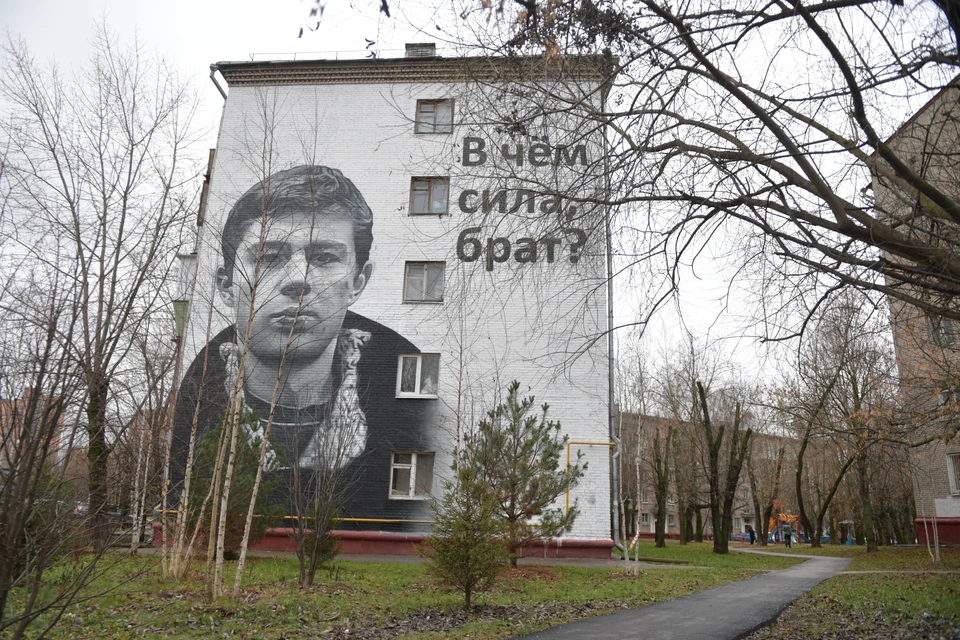 Где похоронили бодрова. Граффити Бодров Кременчугская. Портрет Сергея Бодрова на Кременчугской улице.