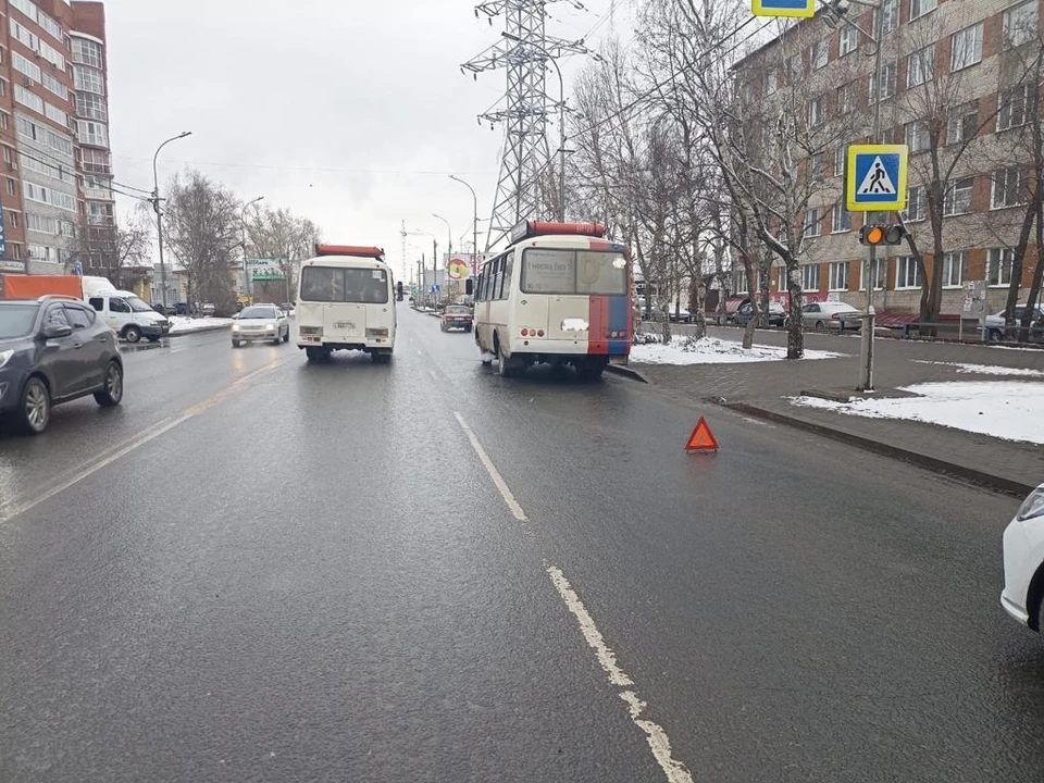 Пешеход был доставлен в больницу для осмотра.